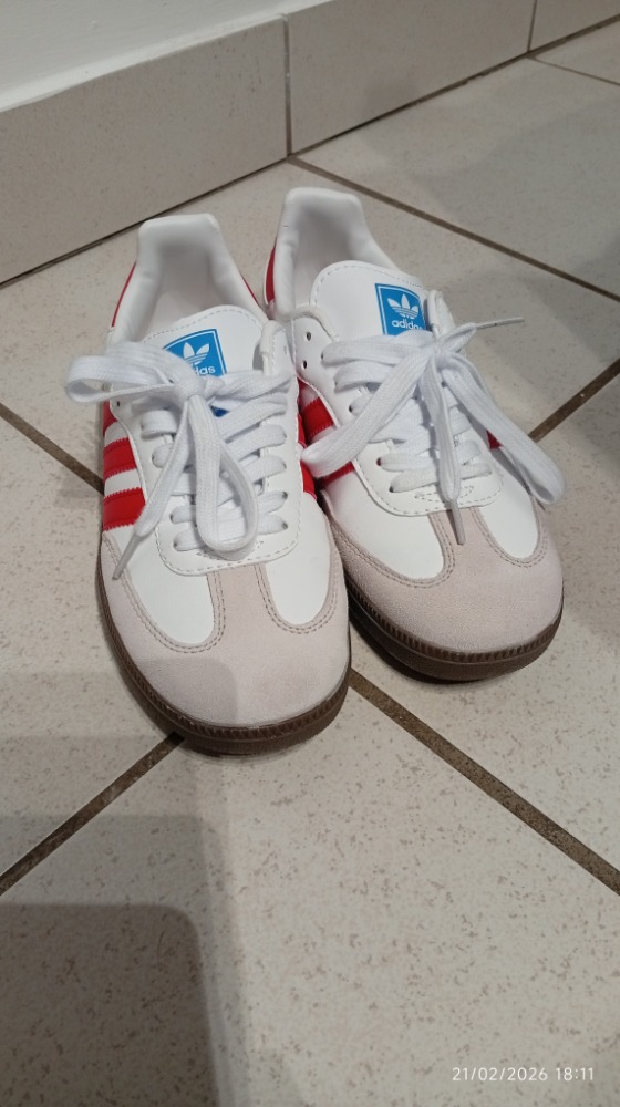 Basket t41, indiqué 42 mais elles taillent petit donc 41
Neuve , jamais portée car trop petite pour moi.