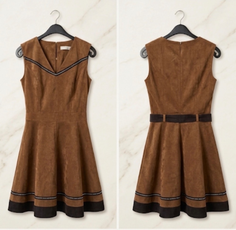 Très jolie robe bi-matière effet daim/suédine, couleur marron chocolat de la marque Rinascimento. Coupe patineuse très flatteuse qui marque la taille avec une ceinture intégrée au dos. Jolis détails b...
