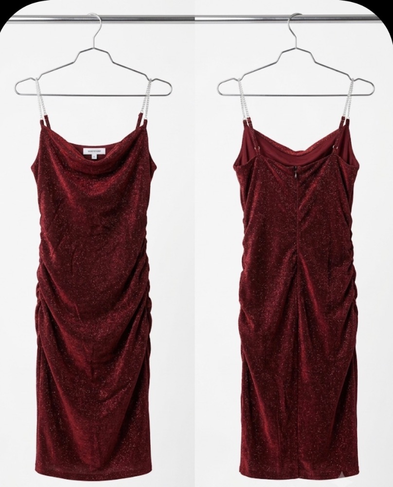 Vends magnifique robe de soirée de couleur rouge bordeaux / brique, entièrement incrustée de fines paillettes scintillantes. Parfaite pour une soirée, un anniversaire ou les fêtes !
 Coupe : Moul...