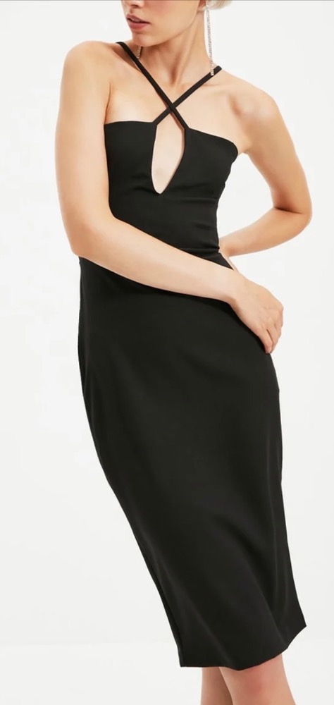 Je vends cette robe noire coupe midi (arrive sous le genou), à la fois chic, minimaliste et très sensuelle. Parfaite pour une soirée, un cocktail ou une sortie !
 Le haut : Un décolleté plongeant uni...