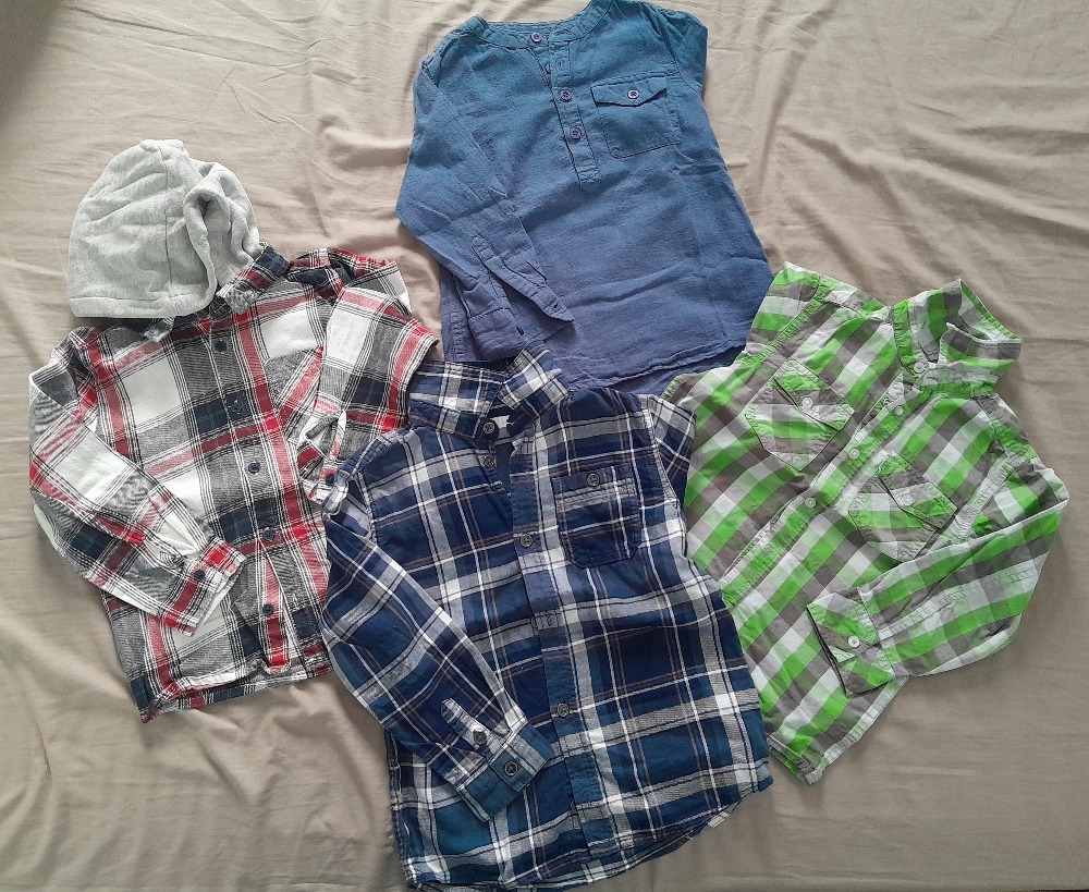 Lot de 4 chemises manches longues taille 4 ans.