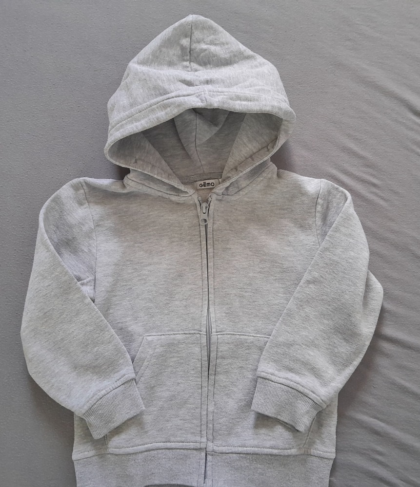 Gilet à capuche gris. 
Marque gemo