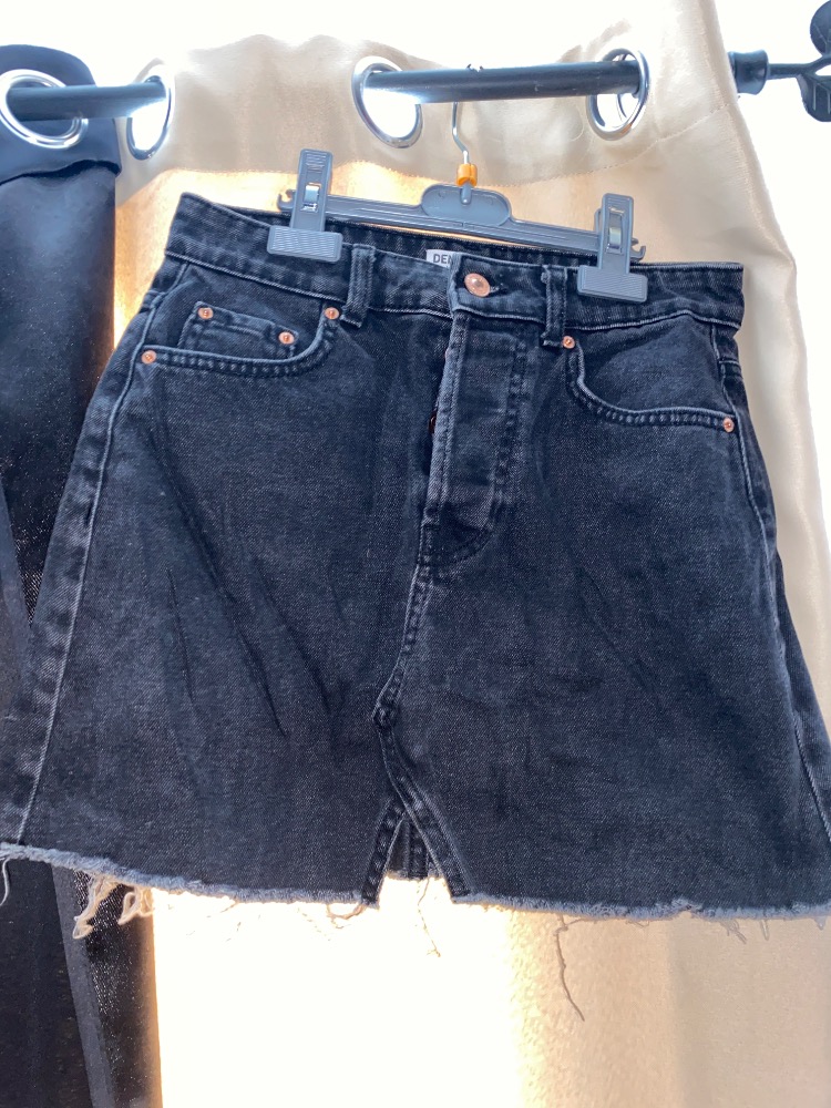 Jupe jean noir , marque bershka , taille 34