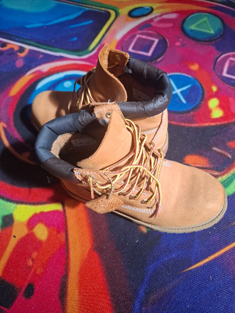 Timberland véritable,  état général bon sauf pluchure de la mousse arrière. 
Très peu utilisé. 
Taille 34