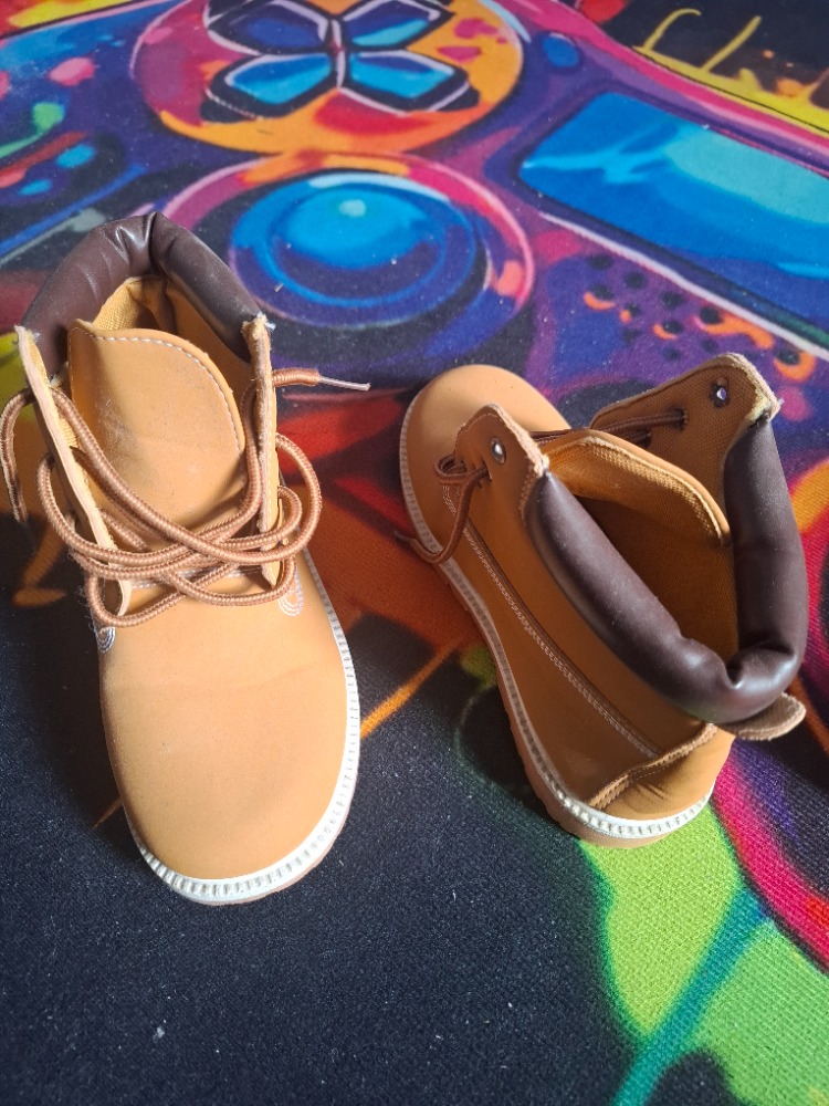 Imitation timberland jamais mis .
Taille 36.
État neuf