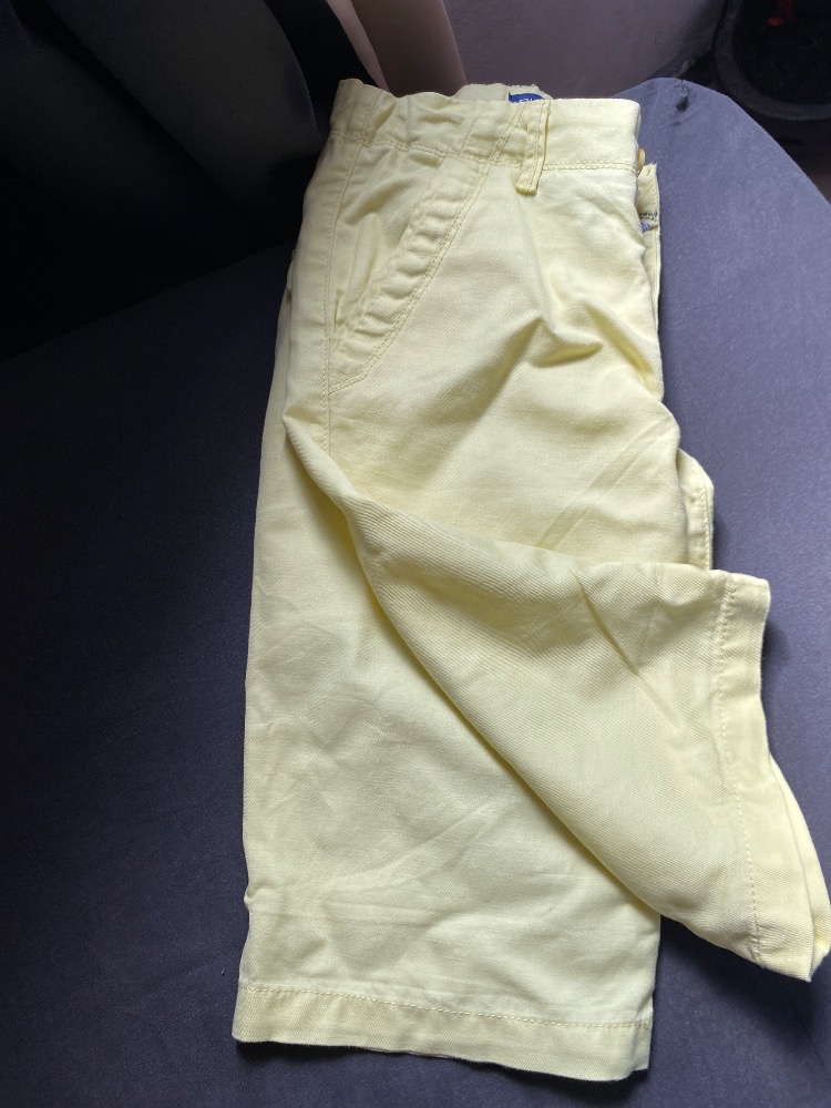 Short jaune , marque okaidi , 10 ans