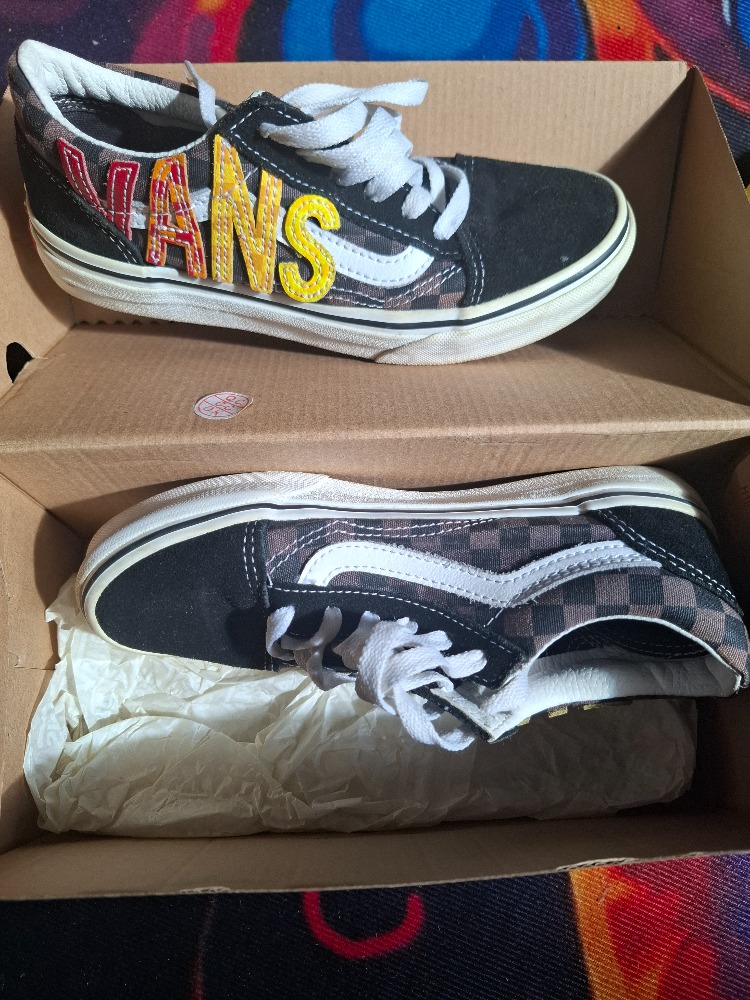Vans old skool.
État satisfaisant. 
Pointure 34.
Mixte .
Toujours sa boîte d'origine.