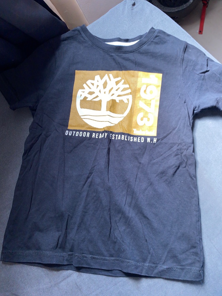 T-shirt noir , marque timberland, 10 ans
