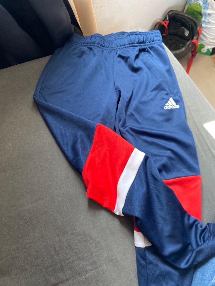 Jogging adidas 
Taille 9-10 ans