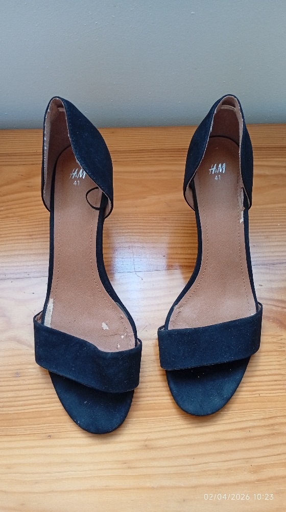 Chaussures taille 41
Ouverte 
De marque hetM
Légèrement abîmée sur le dessus du pied, côté semelles. Donc non visible