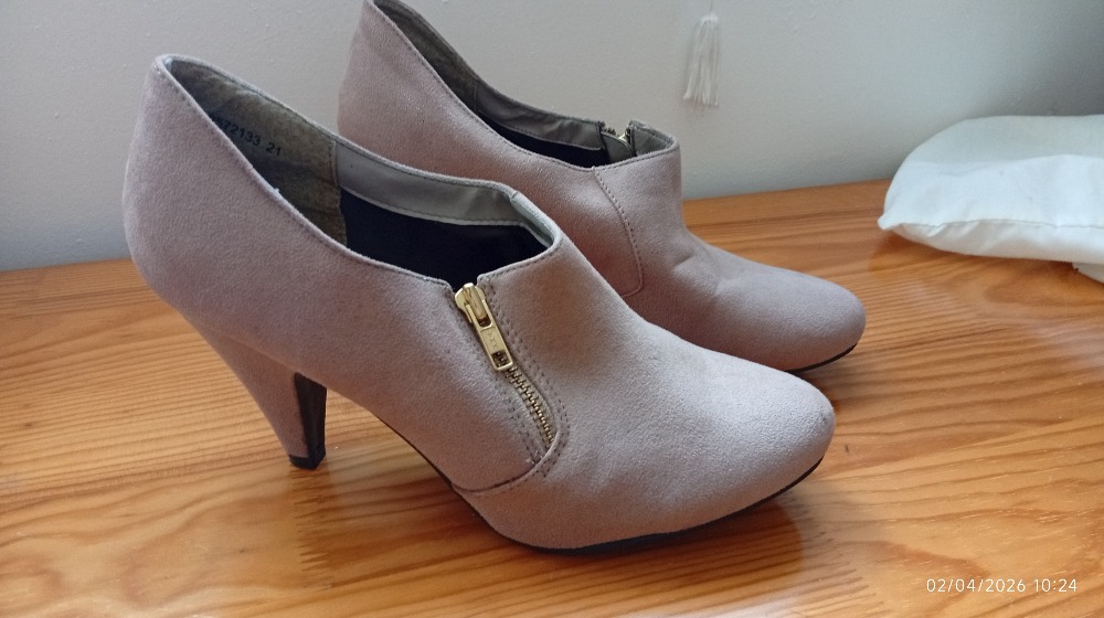 Chaussures a Talons taille 42
Jamais porté 
Coloris vieux rose
De marque new look