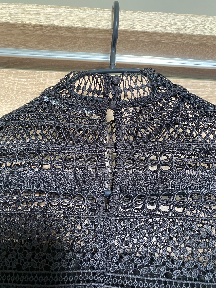 Très belle robe patineuse, une fermeture éclaire sur le côté et un bouton au dos