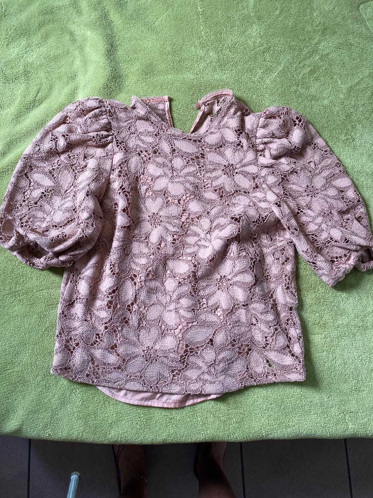 Haut vieux rose en dentelle avec un débardeur en dessous cousu avec le haut