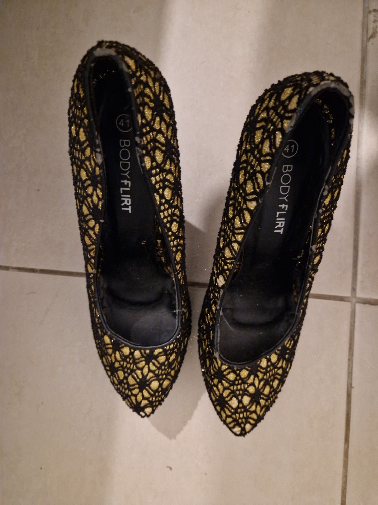Vend chaussure a talon doré et noir jamais mit