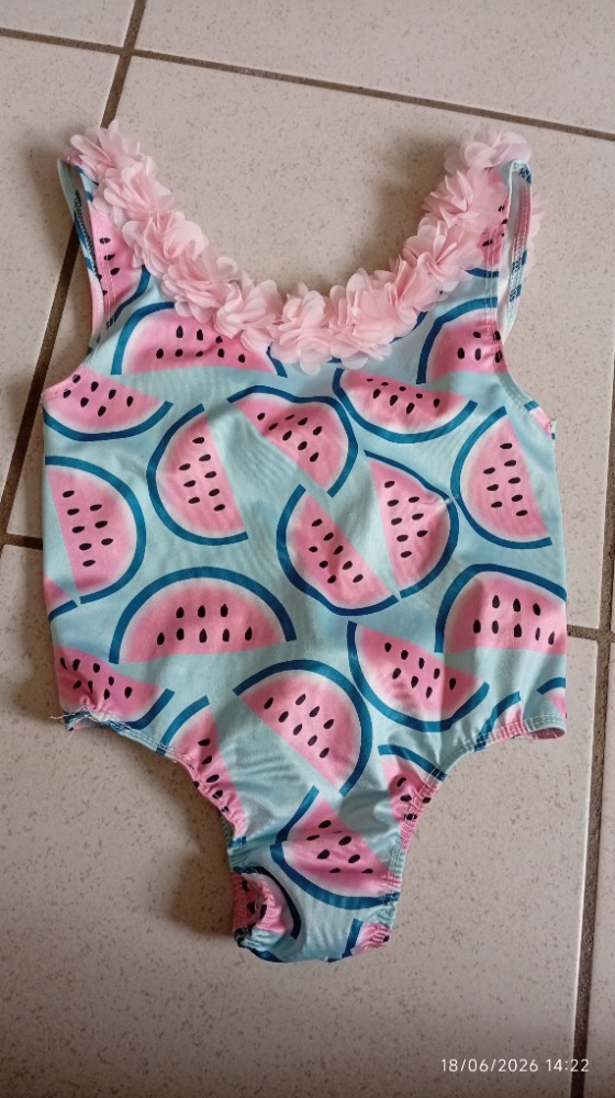 Maillot de bain 
1 piece
Taille 120 cm soit environ 6/7 ans 
Neuf jamais porté, mais un petit fil sur le devant qui a été tiré. 
Petit prix.