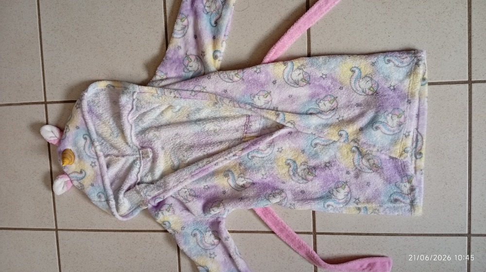 Peignoir 
Licorne 
Taille 110 116cm soit 5 6 ans
Parfait état. Doux et chaud