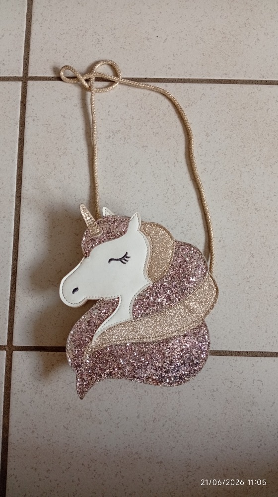 Petit sac licorne 
Petite pochette pour fillette 
Licorne avec des paillettes 
Très bon état 
Kiabi