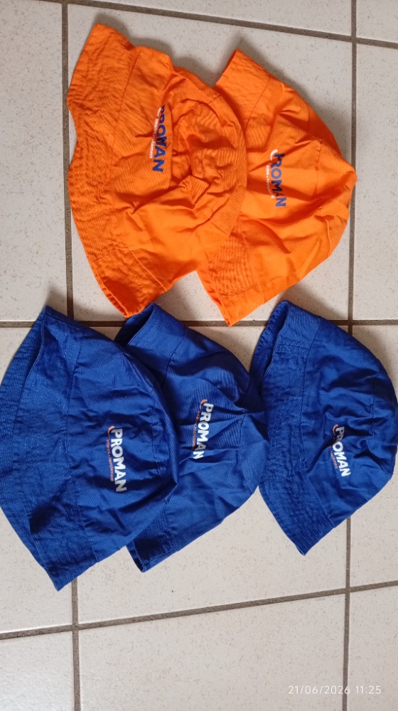 Lot Bob 
3 bleu et 2 orange 
Neuf