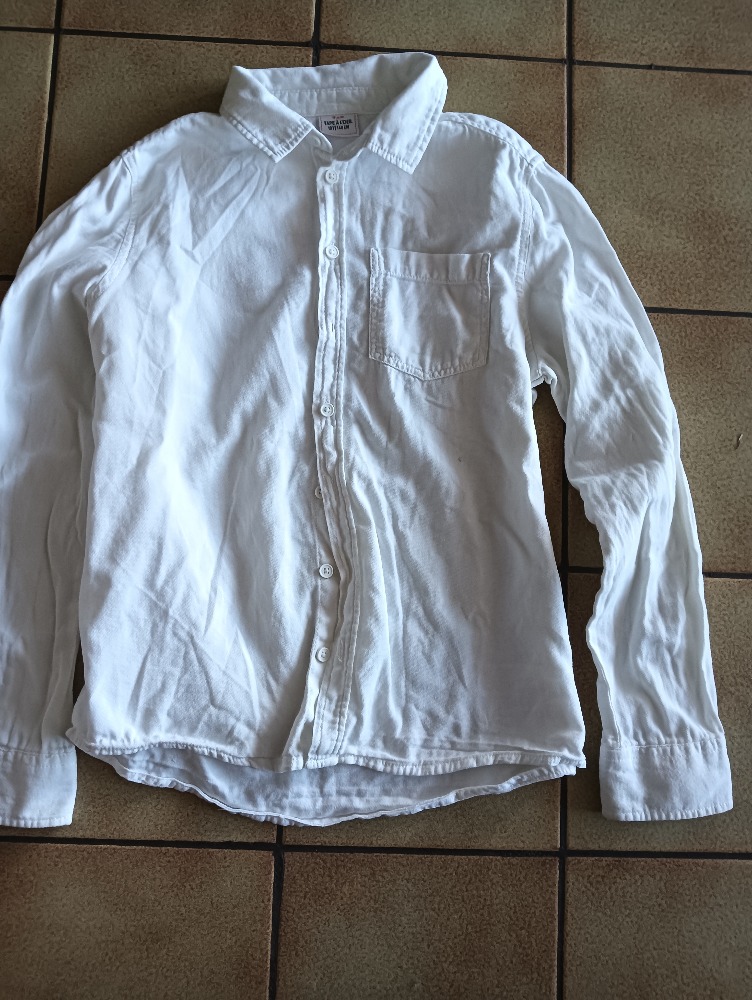 A vendre chemise blanche manche longues 
Taille 10 ans 
Tape à l'oeil 
 A retirer sur St Denis 
pas d envoi