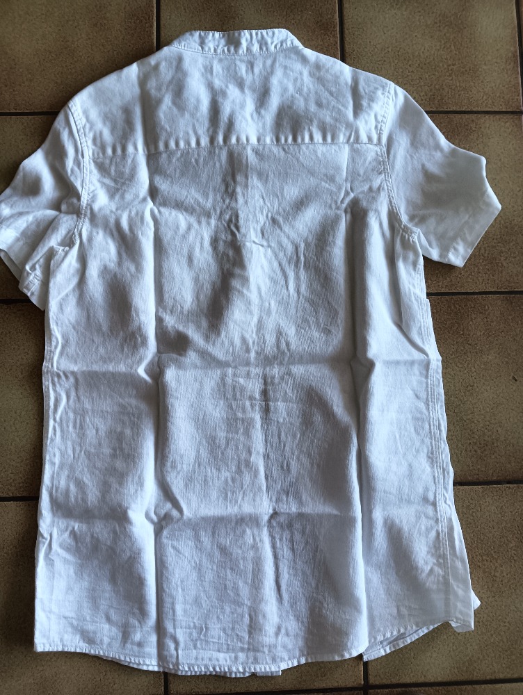 A vendre belle chemise blanche manches courtes Okaïdi 
Tissu léger 
Très peu portée 
Pas de tâches ni trous 

A retirer sur Centre ville de St Denis 
Pas d envoi
