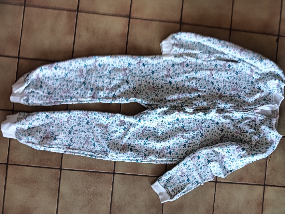 A vendre sur pyjama ou combi pyjama DPAM
Un peu molletonnée  idéal pour les hauts
Peu utilisée pas de tâches ni trous 
Taille 10/12 ans 

A retirer sur Centre ville de St Denis