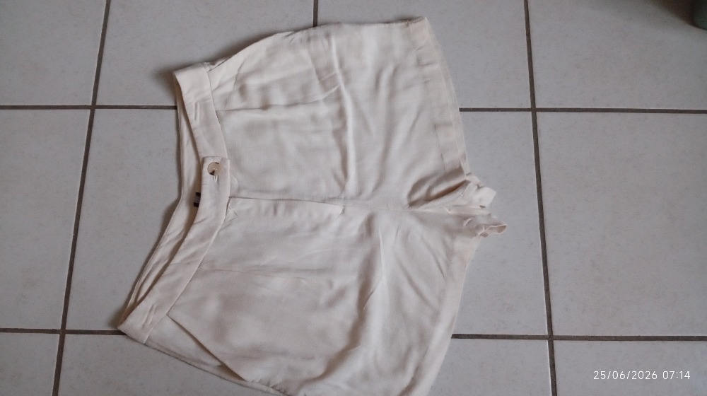 Short beige 
Kiabi 
Taille 42.
Large 
Neuf, jamais porté.