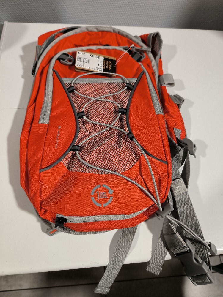 Vend sac a dos avec poche a eau