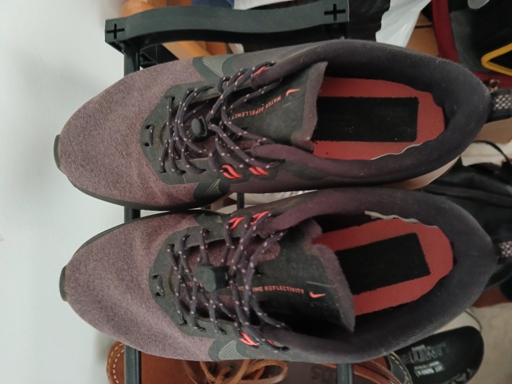 Vend basket de marque Nike, taille 37.5 en bon état, confortable. Couleur violet gris, qui passe avec n'importe quel vêtement.