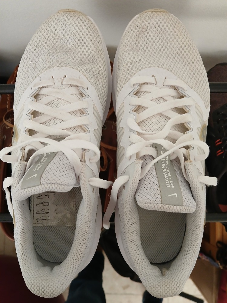 Vend Baskets blancs de marque Nike de taille 37.5, en très bon état.  Idéal pour les randonnées ou le sport en général.