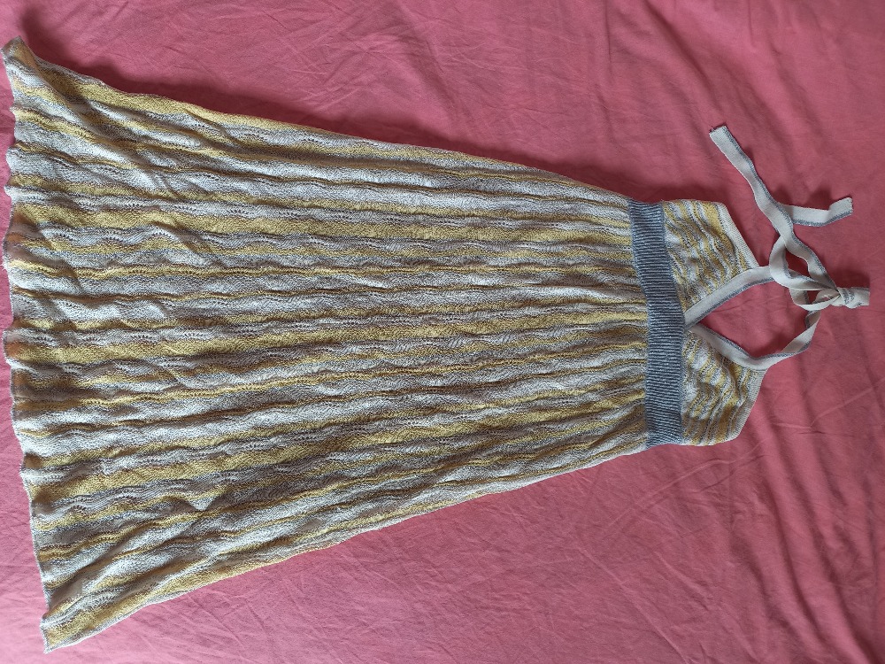 Robe en maille ajourée fils dorés argentés jaune et écru
Doublée 
Dos nu
Taille 1=34/36