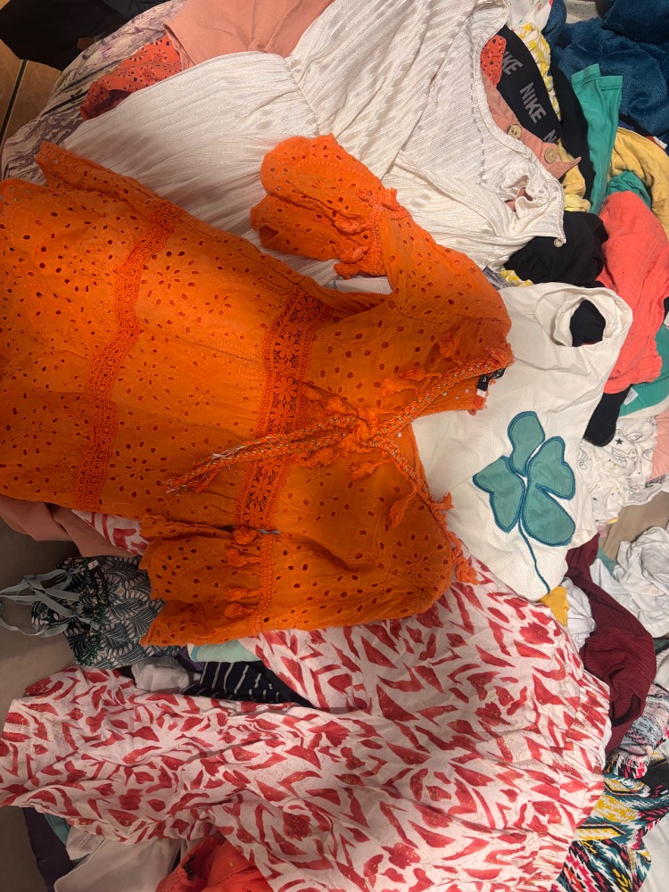 Bonjour, 
Je vend un lot de vêtements femme et enfant à l’unité ou en lot. 
 
Lot enfant : une 20 ene de vêtement fille de 2/3/4/5/6 ans à 30€. Possibilité de faire à l’unité à 1€. Ou par taille. ...