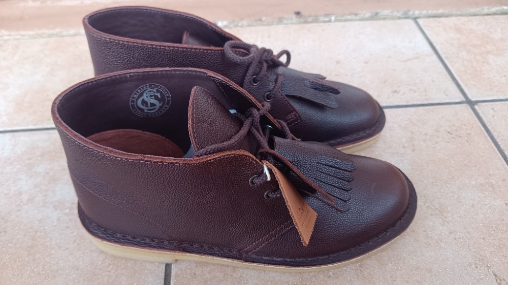 Bonjour, je vends cette magnifique et rare paire de Clarks Originals Desert Boots, modèle issu de la collection premium Harris Tweed Pack. 

Modèle : Desert Boot (Édition limitée avec détails de fra...